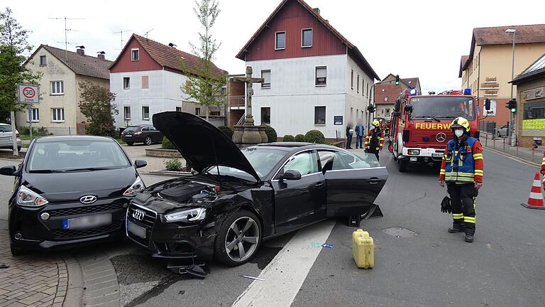 In Folge des Zusammenstoßes mit dem VW wurde der Audi auf einen Hyundai geschoben. In Folge des Zusammenstoßes mit dem VW wurde der Audi auf einen Hyundai geschoben.