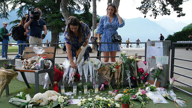 Nach Messerangriff in Park in Ostfrankreich.jpeg       -  Nach dem Messerangriff eines Mannes auf vier Kinder und zwei Erwachsene auf einem Spielplatz legen Menschen Blumen nieder.