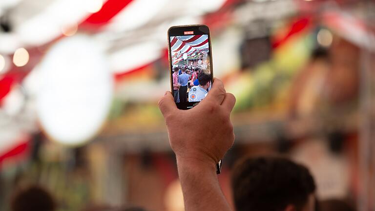 Festzelt-Bild vom Festzelt-Bild-Machen im Festzelt: In Würzburg läuft das Kiliani-Volksfest - mit vielen Schlagern und Bierzelt-Gesängen.