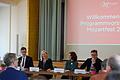 Evelyn Meining, Intendantin des Mozartfestes (2.v.li.), eröffnete die Pressekonferenz zum Mozartfest 2024 im Festsaal der Erlöserschwestern. Mit ihr auf dem Podium: Würzburgs Oberbürgermeister Christian Schuchardt (links), Mozartfest-Geschäftsführerin Katharina Strein und Würzburgs Kulturreferent Achim Könneke (rechts).