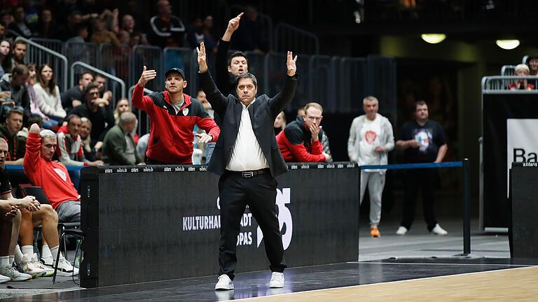 Trainer Sasa Filipovski steht im Vordergrund, aber im Hintegrund zieht Kreso Loncar (hinter Filipovski) bei den Würzburg Baskets die Fäden.