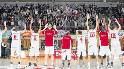 Begeisterung pur: Würzburgs Basketballer und ihre Fans können sich gemeinsam auf die Zweite Bundesliga ProA freuen. Begeisterung pur: Würzburgs Basketballer und ihre Fans können sich gemeinsam auf die Zweite Bundesliga ProA freuen.