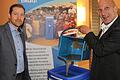 Lions-Präsident Jürgen Daeneke (rechts) und Movie-Chef Johannes Bröstler überzeugten sich von der Funktion des Trinkwasserfilters.Foto: Martin Harth