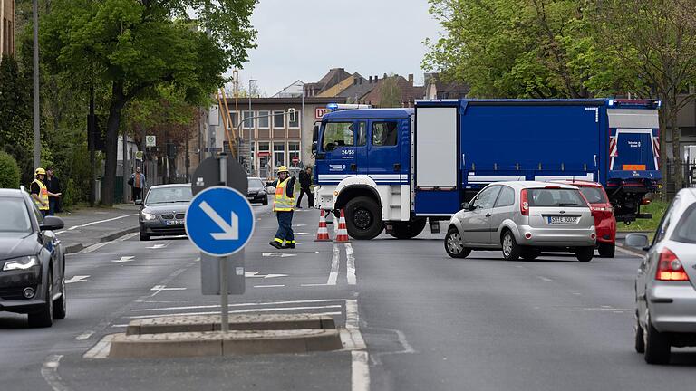 Der Bereich rund um den Hauptbahnhof wurde wegen der Bombenentschärfung am Samstag großflächig abgesperrt. Für die Autofahrer bedeutete das oft größere Umwege. Der Bereich rund um den Hauptbahnhof wurde wegen der Bombenentschärfung am Samstag großflächig abgesperrt. Für die Autofahrer bedeutete das oft größere Umwege.