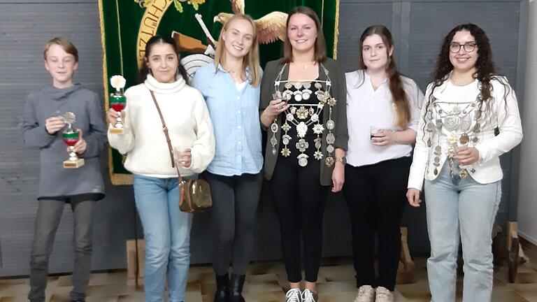 1. Jugendritter Jano Seipel, 2. Jugendritterin Lara Abdalla, 2. Ritterin Anette Schleier, Schützenkönigin Kristin Hemmerich, 1. Ritterin Sara Giulio und Kronprinzessin Sofia Abdalla.