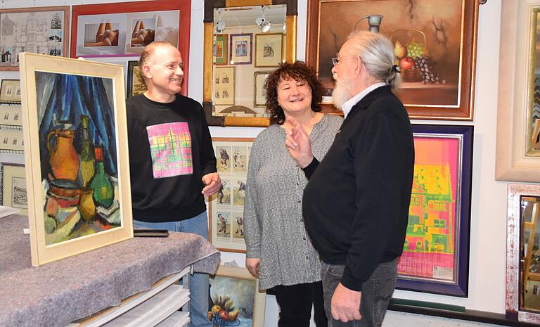 Das Stilleben, das Inge Hochhaus (Mitte) zur Begutachtung in die Räume von Peter Oberhofer (links) nach Hergolshausen mitbrachte, ordnet Restaurator Udo Cox (rechts) den 60-er Jahren zu. Das Stilleben, das Inge Hochhaus (Mitte) zur Begutachtung in die Räume von Peter Oberhofer (links) nach Hergolshausen mitbrachte, ordnet Restaurator Udo Cox (rechts) den 60-er Jahren zu.