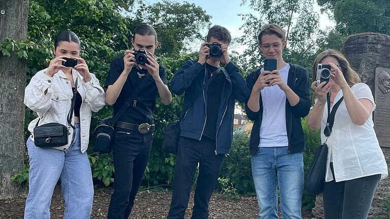 Von der Kamera bis zum Handy: Beim Streetart Fotokurs mit Künstlerin Nina Welch-Kling (rechts im Bild) lernten Interessenten Schweinfurt durch eine neue Perspektive kennen.
