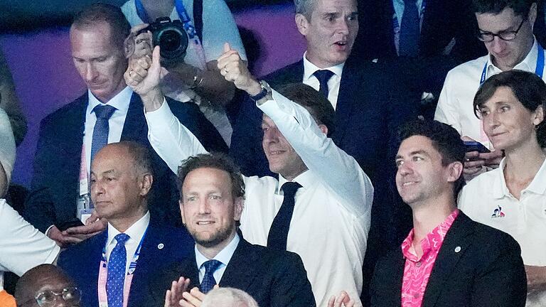 Paris 2024 - Schwimmen - Frankreichs Präsident Emmanuel Macron ist Zeuge von Léon Marchands Klasse. Paris 2024 - Schwimmen - Frankreichs Präsident Emmanuel Macron ist Zeuge von Léon Marchands Klasse.