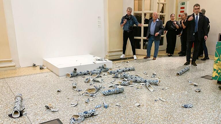 Zerstörtes Kunstwerk von Ai Weiwei       -  Ein Mann zerstörte das Werk.