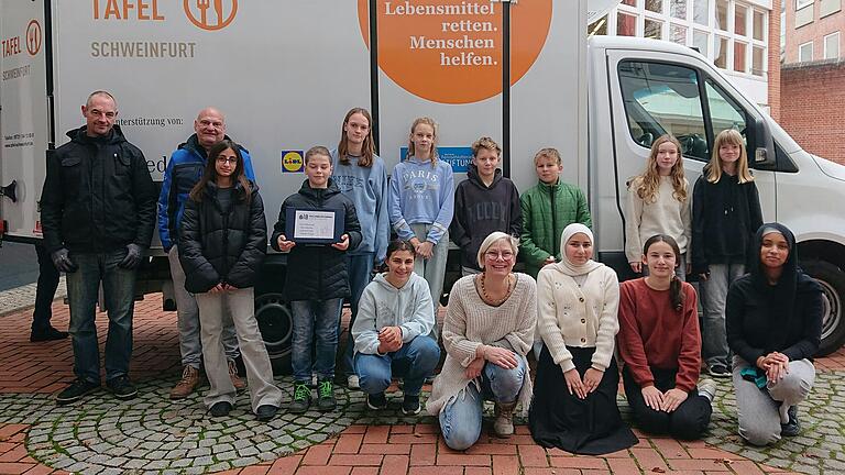 Gelungene Zusammenarbeit zwischen den Walther-Rathenau-Schulen und der Tafel Schweinfurt e.V. Gelungene Zusammenarbeit zwischen den Walther-Rathenau-Schulen und der Tafel Schweinfurt e.V.
