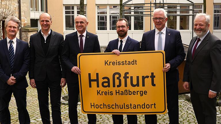 Haßfurt ist jetzt ein Hochschulstandort. Darüber freuen sich (von links) Professor Volker Herrmann, Professor Robert Grebner, Landrat Wilhelm Schneider, TTZ-Leiter Professor Johannes Krückel, Bürgermeister Günther Werner und Wirtschaftsförderer Michael Brehm. Haßfurt ist jetzt ein Hochschulstandort. Darüber freuen sich (von links) Professor Volker Herrmann, Professor Robert Grebner, Landrat Wilhelm Schneider, TTZ-Leiter Professor Johannes Krückel, Bürgermeister Günther Werner und Wirtschaftsförderer Michael Brehm.