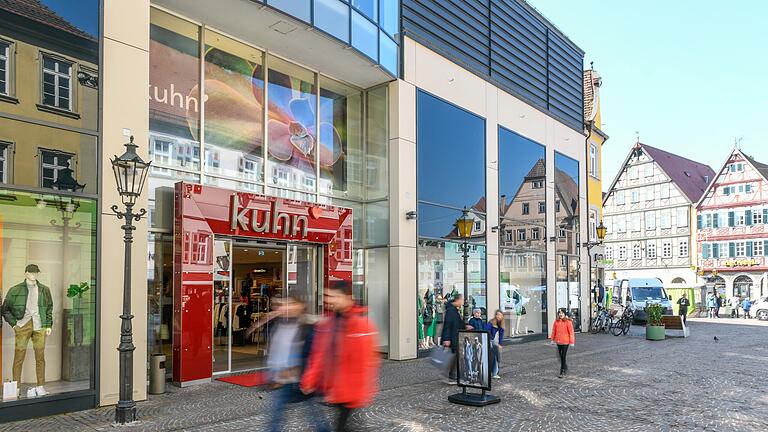Ein herber Schlag für die Stadt und die Region: Das Modehaus Kuhn in Bad Mergentheim schließt Ende dieses Jahres, nach fast 60 Jahren. Ein herber Schlag für die Stadt und die Region: Das Modehaus Kuhn in Bad Mergentheim schließt Ende dieses Jahres, nach fast 60 Jahren.