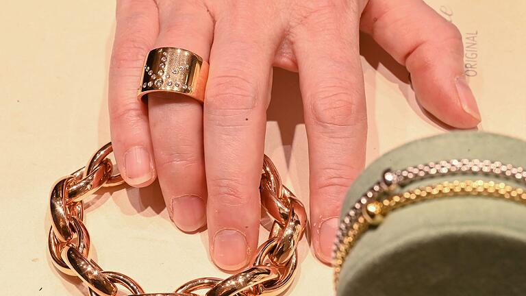 Schmuck       -  Der Handel hält sich beim Einkauf von Ware zurück. (Archivbild)
