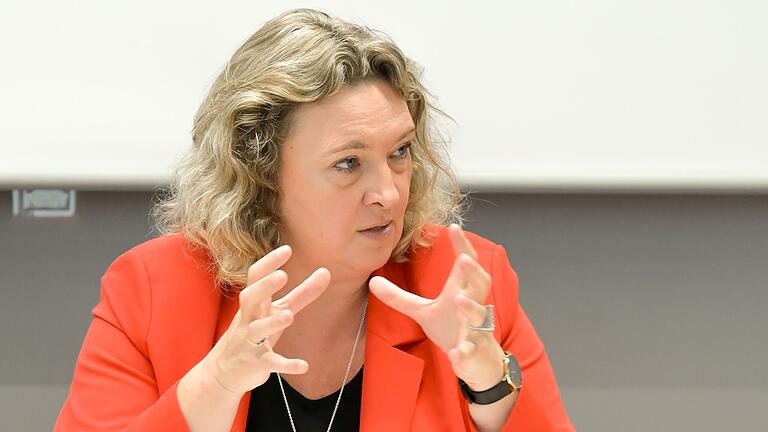 Die Vorsitzende des Arbeitskreises Wirtschaft, Landesentwicklung, Energie, Medien und Digitalisierung der CSU-Fraktion im Bayerischen Landtag, Kerstin Schreyer, versprach schnelle Hilfen für die Industrie. Die Vorsitzende des Arbeitskreises Wirtschaft, Landesentwicklung, Energie, Medien und Digitalisierung der CSU-Fraktion im Bayerischen Landtag, Kerstin Schreyer, versprach schnelle Hilfen für die Industrie.