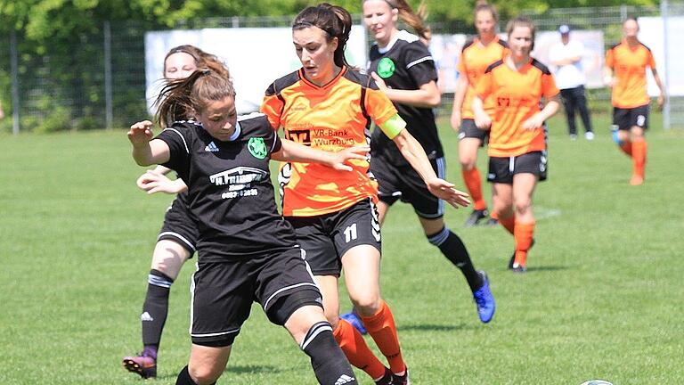 Katharina Lippert (links, Bad Aibling) stoppt den Vorstoß von Theresa Damm (SC Würzburg Heuchelhof), deren Mannschaft die Meisterschaft in der Bayernliga erneut nicht klarmachen konnte. Katharina Lippert (links, Bad Aibling) stoppt den Vorstoß von Theresa Damm (SC Würzburg Heuchelhof), deren Mannschaft die Meisterschaft in der Bayernliga erneut nicht klarmachen konnte.
