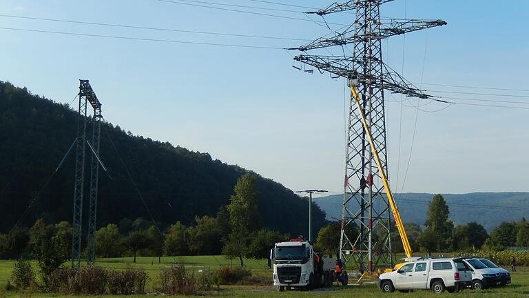 Nach sechs Jahren wurde das als Provisorium gedachte Gerüst zur Führung der Hochspannungsleitungen (links) wieder abgebaut.