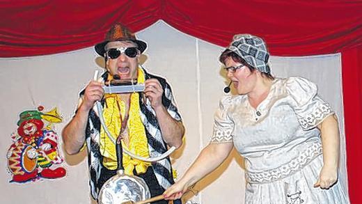 Schlag auf die Bratpfanne: Beim Casting für den Wettbewerb „Ein Lied für Rahrwi“ gab Elsbeth (Sandra Interwies) den Takt vor. Mit auf der Bühne: Alois alias Andreas Riedmann. Schlag auf die Bratpfanne: Beim Casting für den Wettbewerb „Ein Lied für Rahrwi“ gab Elsbeth (Sandra Interwies) den Takt vor. Mit auf der Bühne: Alois alias Andreas Riedmann.