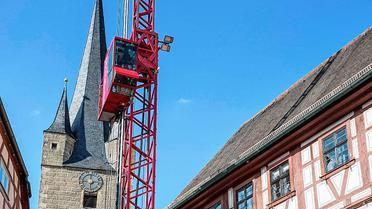 Eine &bdquo;schwebende&ldquo; Höchstleistung zeigte der Autokran zwischen Rathaus und Fachwerkhäuser.