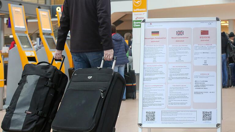 Coronavirus-Aufsteller am Flughafen Hamburg. Viele Reisende zögern wegen Corona mit der Buchung ihres Sommerurlaubs. Foto: Bodo Marks/dpa Coronavirus-Aufsteller am Flughafen Hamburg. Viele Reisende zögern wegen Corona mit der Buchung ihres Sommerurlaubs. Foto: Bodo Marks/dpa