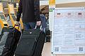 Coronavirus-Aufsteller am Flughafen Hamburg. Viele Reisende zögern wegen Corona mit der Buchung ihres Sommerurlaubs. Foto: Bodo Marks/dpa
