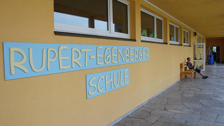 Die Gemeinde Sommerhausen will das Schulhaus, in dem sich die Rupert-Egenberger-Schule derzeit befindet, künftig wieder selbst nutzen. Der Kreistag hat deshalb einen Neubau in Gaukönigshofen beschlossen. Die Gemeinde Sommerhausen will das Schulhaus, in dem sich die Rupert-Egenberger-Schule derzeit befindet, künftig wieder selbst nutzen. Der Kreistag hat deshalb einen Neubau in Gaukönigshofen beschlossen. 