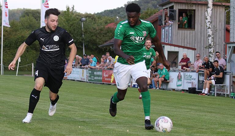 Szene aus dem bislang letzten Abtswinder Heimspiel vor viereinhalb Wochen: Jayson Tuda (rechts) vom TSV führt den Ball, Lucas Schmitt von Fortuna Regensburg verfolgt ihn. Szene aus dem bislang letzten Abtswinder Heimspiel vor viereinhalb Wochen: Jayson Tuda (rechts) vom TSV führt den Ball, Lucas Schmitt von Fortuna Regensburg verfolgt ihn.