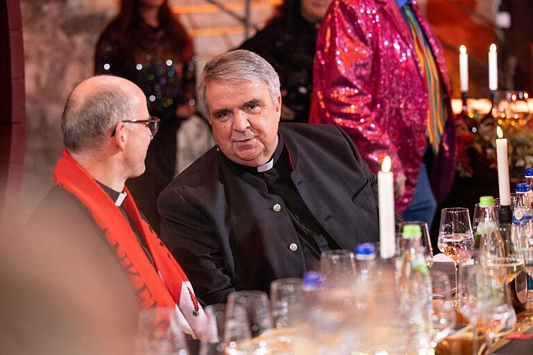Bei der Aufzeichnung im Staatlichen Hofkeller in Würzburg: Kurz vor seinem Überraschungsauftritt sitzt Clemens Bieber noch wie ein normaler Gast der 'Närrischen Weinprobe' neben dem Bischof am Tisch.&nbsp;