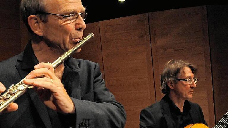 Am 2. Juli macht die Reihe einen Abstecher nach Stetten ins Anwesen der Familie Florian Luhmann, Am Berg 19. Der Abend steht mit dem Duo Christian Mattick (Flöte) und Thomas Etschmann (Gitarre) ganz im Zeichen der klassischen Musik, der Musik der Frühromantik. Am 2. Juli macht die Reihe einen Abstecher nach Stetten ins Anwesen der Familie Florian Luhmann, Am Berg 19. Der Abend steht mit dem Duo Christian Mattick (Flöte) und Thomas Etschmann (Gitarre) ganz im Zeichen der klassischen Musik, der Musik der Frühromantik.