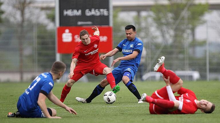 Rund 50 Fans des Würzburger FV boykottierten am Montagabend das Bayernliga-Derby gegen die Würzburger Kickers, in dem ihr Verein mit 0:6 unterlag. Stattdessen sammelten sie Spenden für die Jugendarbeit.