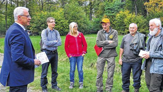 Bürgermeister Günther Werner (links) hieß den Stadtrat zur Waldbesichtigung im Stadtwald „Eichenbühl“ bei Haßfurt willkommen. Mit im Bild (von rechts) Forstoberrat Franz Eder vom Amt für Ernährung, Landwirtschaft und Forsten Schweinfurt, der Förster im Ruhestand, Franz Götz, sowie Forstdirektor Hans Stark vom Universitätsforstamt Sailershausen. Bürgermeister Günther Werner (links) hieß den Stadtrat zur Waldbesichtigung im Stadtwald „Eichenbühl“ bei Haßfurt willkommen. Mit im Bild (von rechts) Forstoberrat Franz Eder vom Amt für Ernährung, Landwirtschaft und Forsten Schweinfurt, der Förster im Ruhestand, Franz Götz, sowie Forstdirektor Hans Stark vom Universitätsforstamt Sailershausen.