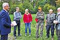 Bürgermeister Günther Werner (links) hieß den Stadtrat zur Waldbesichtigung im Stadtwald &bdquo;Eichenbühl&ldquo; bei Haßfurt willkommen. Mit im Bild (von rechts) Forstoberrat Franz Eder vom Amt für Ernährung, Landwirtschaft und Forsten Schweinfurt, der Förster im Ruhestand, Franz Götz, sowie Forstdirektor Hans Stark vom Universitätsforstamt Sailershausen.