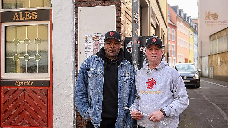 Gefährlicher Bäckerei-Lkw: Jim Wagner (rechts) und sein Mitarbeiter Chukwuma Oguachuba (&bdquo;Smart&ldquo;) von der Kneipe &bdquo;Red Lion&rdquo; in der Semmelstraße haben den Amokfahrer überwältigt, der am Mittwoch in der Handgasse (rechts) mehrere Autos demolierte.