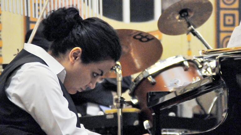 Das neue Orchestermitglied Setareh Shafii Tabatabai wirkt auf den Betrachter ruhig und bescheiden. Doch als Pianistin kann sie auf dem Klavier einen Feuersturm entfachen. Foto: Peter Klopf - Das neue Orchestermitglied Setareh Shafii Tabatabai wirkt auf den Betrachter ruhig und bescheiden. Doch als Pianistin kann sie auf dem Klavier einen Feuersturm entfachen. Foto: Peter Klopf Das neue Orchestermitglied Setareh Shafii Tabatabai wirkt auf den Betrachter ruhig und bescheiden. Doch als Pianistin kann sie auf dem Klavier einen Feuersturm entfachen. Foto: Peter Klopf - Das neue Orchestermitglied Setareh Shafii Tabatabai wirkt auf den Betrachter ruhig und bescheiden. Doch als Pianistin kann sie auf dem Klavier einen Feuersturm entfachen. Foto: Peter Klopf