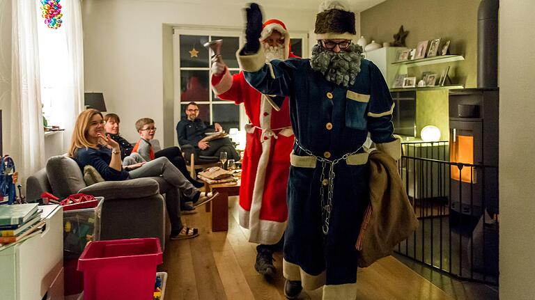 Ho, Ho, Ho, der Weihnachtsmann war da. Linus und Henry waren brav, die Englein haben fast nur gute Sachen ins goldene Buch geschrieben. Glockenklang und Winke-Winke für die guten Kinder. Im nächsten Jahr kommen die beiden Zottelbärte sicher gern wieder. Ho, Ho, Ho, der Weihnachtsmann war da. Linus und Henry waren brav, die Englein haben fast nur gute Sachen ins goldene Buch geschrieben. Glockenklang und Winke-Winke für die guten Kinder. Im nächsten Jahr kommen die beiden Zottelbärte sicher gern wieder.