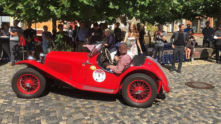 Die 'Franken Classic' machte am Sonntagnachmittag in Gerolzhofen Station. Weinprinzessin Amelie Zink begrüßte die Teilnehmer am Marktplatzbrunnen.