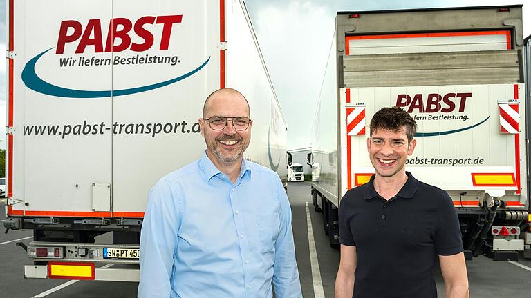 Geschäftsführer Jochen Oeckler (links) und Andreas Wagner (IT-Marketing) von der Spedition Pabst in Gochsheim: Das Unternehmen hat sich zum Ziel gesetzt, fossile Brennstoffe zu vermeiden.&nbsp;
