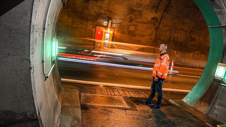 Aufgrund der Wartungsarbeiten fließt der Verkehr nun in einer Röhre in zwei Richtungen. Aufgrund der Wartungsarbeiten fließt der Verkehr nun in einer Röhre in zwei Richtungen.