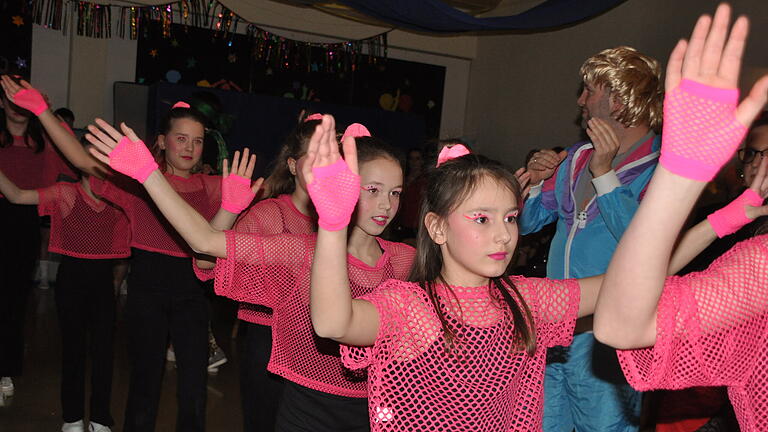 &quot;Hamburg&quot; war zu Gast beim Köpperfasching des TSV Stadtlauringen in der Festhalle. Rund 150 Akteure bereiteten den Narren im Saal ein unterhaltsames Programm mit Musicalshows, Piratentanz, Zaubershow, Meeresluft und atemberaubenden Turnshows. Nicht fehlen durfte ein Besuch &quot;auf dem Kiez&quot;, zu dem das Männerballet die Gäste mitnahm.