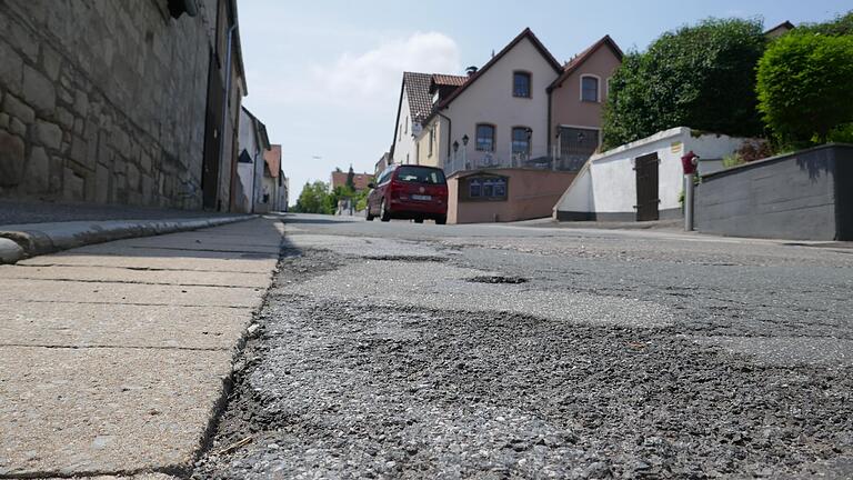 Die Staatsstraße 2274 heißt in Dankenfeld Von-Ostheim-Straße. Sie ist die Ortsdurchfahrt und hat in den vergangenen Jahrzehnten starke Schäden erlitten. Ab Juli steht die Sanierung an. Für das Staatliche Baumamt Schweinfurt ist dies das größte Projekt des Jahres im Haßbergkreis.