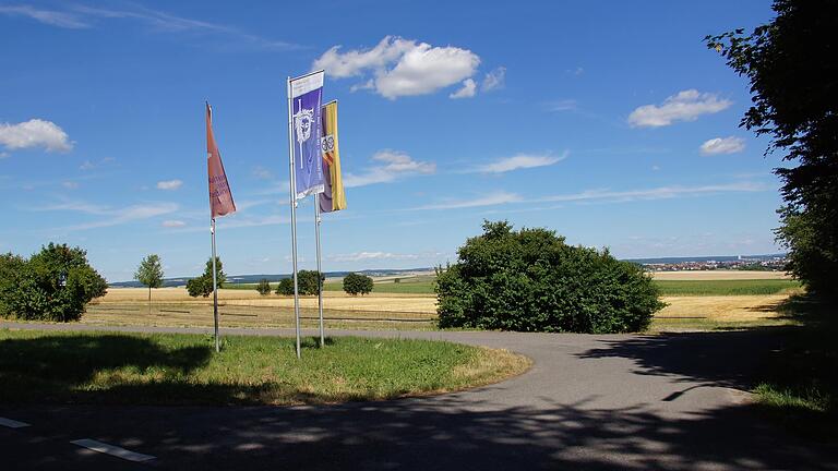 Angrenzend an den aktuellen Parkplatz am Ortsrand von Sömmersdorf an der Obbacher Straße soll eine Abstellfläche für insgesamt 630 Pkw entstehen.