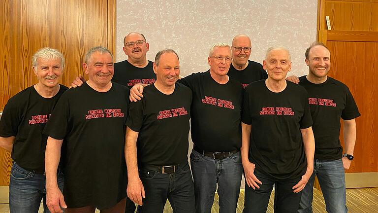 „Echte Helden singen im Chor“ behaupten die Männer des Volkacher Chors. Sie freuen sich auf jede Verstärkung in Form von neuen sangesfreudigen Tenören und Bässen. Dazu muss „Mann“ weder Noten lesen können noch einzeln vorsingen, sondern nur Spaß und Freude am mehrstimmigen Chorgesang mitbringen. Auftritte mit modernen weltlichen und geistlichen Liedern aller Genres sind der Lohn für die Tapferen. Weitere Infos zum Chor unter www.musikverein-Volkach.de. „Echte Helden singen im Chor“ behaupten die Männer des Volkacher Chors. Sie freuen sich auf jede Verstärkung in Form von neuen sangesfreudigen Tenören und Bässen. Dazu muss „Mann“ weder Noten lesen können noch einzeln vorsingen, sondern nur Spaß und Freude am mehrstimmigen Chorgesang mitbringen. Auftritte mit modernen weltlichen und geistlichen Liedern aller Genres sind der Lohn für die Tapferen. Weitere Infos zum Chor unter www.musikverein-Volkach.de.
