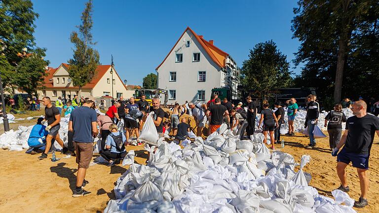 Hochwasser in Polen - Menschen arbeiten in Polen an der Verstärkung der Deiche. Hochwasser in Polen - Menschen arbeiten in Polen an der Verstärkung der Deiche.