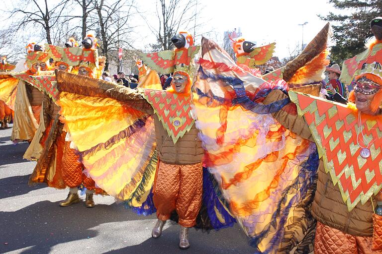 Erstmal in Karlstadt brachten die aus dem hessischen Sinntal angereisten Ahrilabuh etwas Carneval der Kulturen mit. Erstmal in Karlstadt brachten die aus dem hessischen Sinntal angereisten Ahrilabuh etwas Carneval der Kulturen mit.