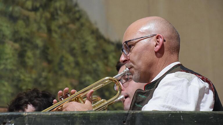 Eines der Hobbies von Jürgen Lippert ist die Musik. Mit der Trompete war er unter anderem beim Heimatfest zu hören. Eines der Hobbies von Jürgen Lippert ist die Musik. Mit der Trompete war er unter anderem beim Heimatfest zu hören.