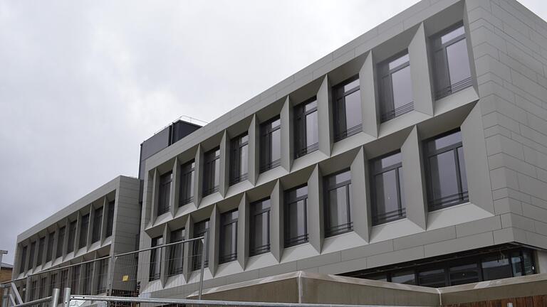 War auch Thema im Kreistag: die positive Kostenentwicklung beim Neubau des Berufsbildungszentrums Münnerstadt. Die anvisierten Kosten in Höhe von 30 Millionen Euro werden unterschritten. War auch Thema im Kreistag: die positive Kostenentwicklung beim Neubau des Berufsbildungszentrums Münnerstadt. Die anvisierten Kosten in Höhe von 30 Millionen Euro werden unterschritten.