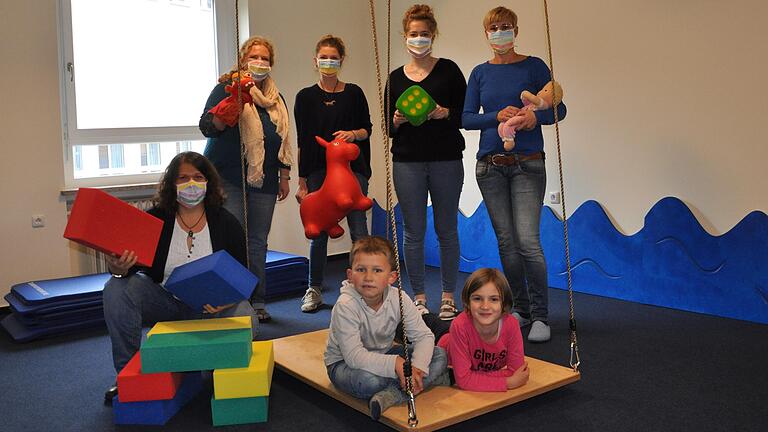 Das Team des ZgE mit Kindern beim „Testen“ der neuen Einrichtung. Das Team des ZgE mit Kindern beim „Testen“ der neuen Einrichtung.