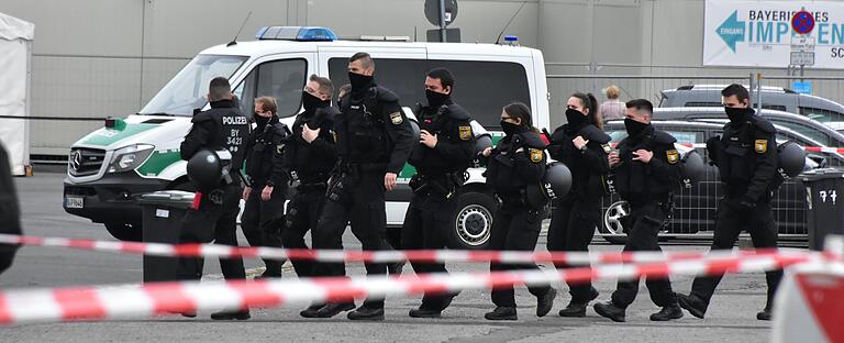 Mit einem starken Aufgebot begleitete die Polizei die Demonstration auf dem Volksfestplatz.