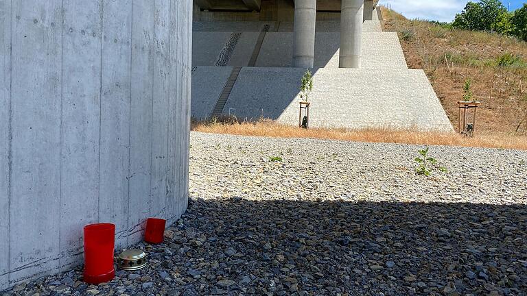 An der neugebauten Talbrücke Schraudenbach stehen Kerzen. Bei dem Unglück am 15. Juni 2016 ist ein Bauarbeiter ums Leben gekommen, 14 weitere wurden teils lebensgefährlich verletzt. An der neugebauten Talbrücke Schraudenbach stehen Kerzen. Bei dem Unglück am 15. Juni 2016 ist ein Bauarbeiter ums Leben gekommen, 14 weitere wurden teils lebensgefährlich verletzt.