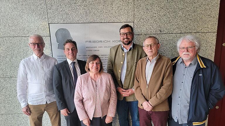 Der neue/alte Vorstand des VdF (von links): Kassier Heribert Preißinger, der Direktor des FKG, OStD Marco Korn, Vorsitzende Michaela Zahn, stv. Vorsitzender Marc Zenner, Schriftführer Dr. Helmut Schneider und Beisitzer Wolfgang Franke.