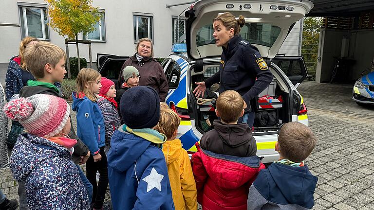 Hauptkommissarin Cordula Schmidt zeigt den Kindern die Ausrüstung, die ein Polizist stets mitführt.